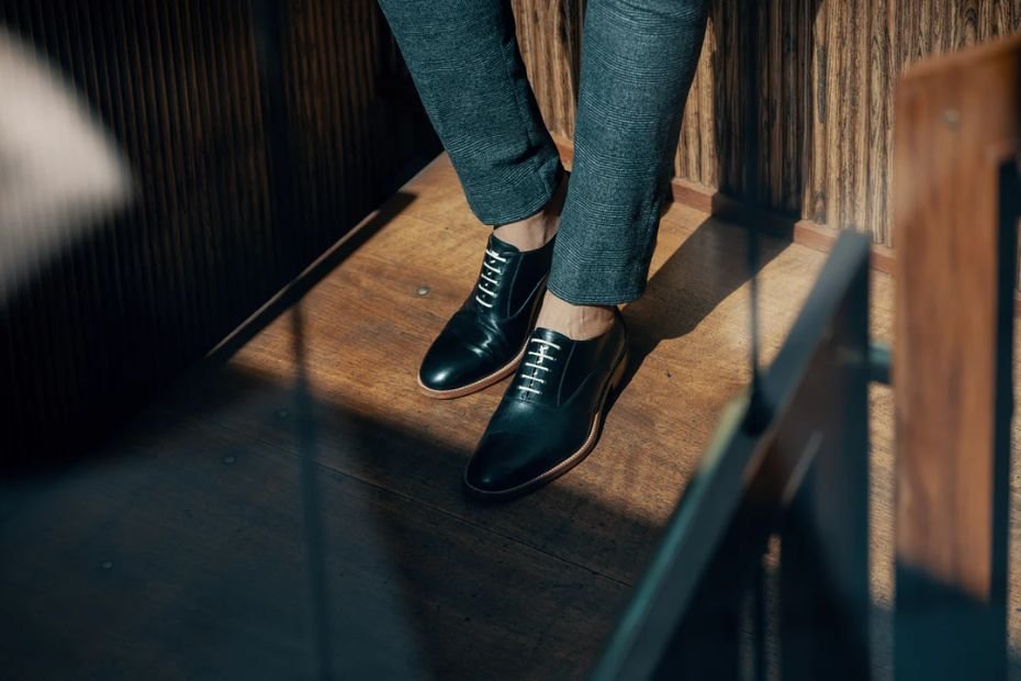 What Color Shoes with a Navy Suit